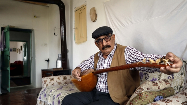 Elazığlı 81 yaşındaki dengbejin 50 yıldır sazı ve sözü hiç susmadı