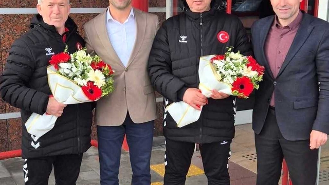 Avrupa'dan iki madalya ile dönen tekvandocular, Erzurum'da çiçeklerle karşılandı