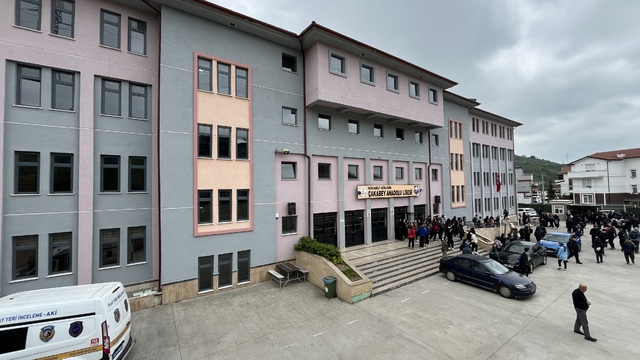 4'üncü kattan düşen liseli ağır yaralandı