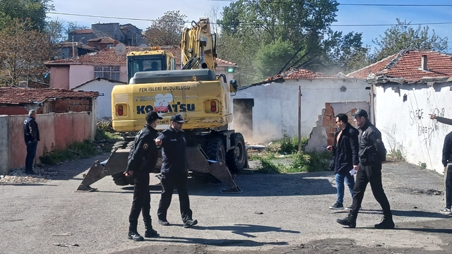 Tekirdağ'da uyuşturucuyla mücadele kapsamında 10 metruk bina yıkıldı