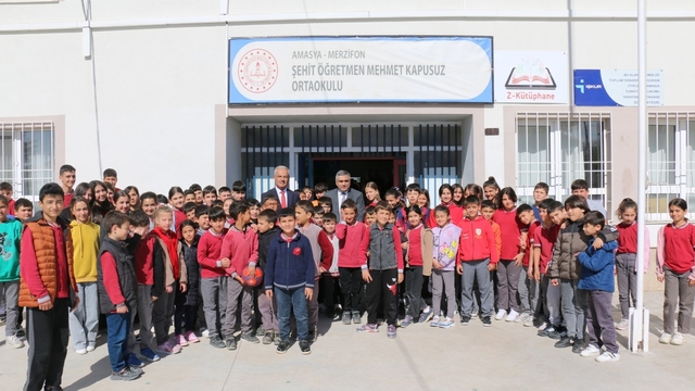Merzifon Kaymakam Karaaslan, okulları ziyaret etti