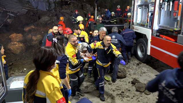 Heyelanda eşi ile 2 kızını kaybeden kadına psikolojik destek