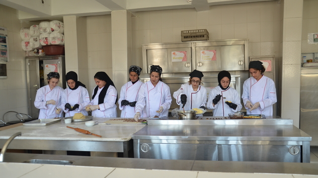 Muş'ta lise öğrencileri aşçılık eğitimi alıyor