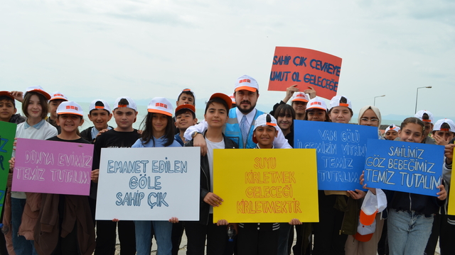 Van Gölü sahilinde çevre temizliği; 3 kamyon dolusu çöp çıktı