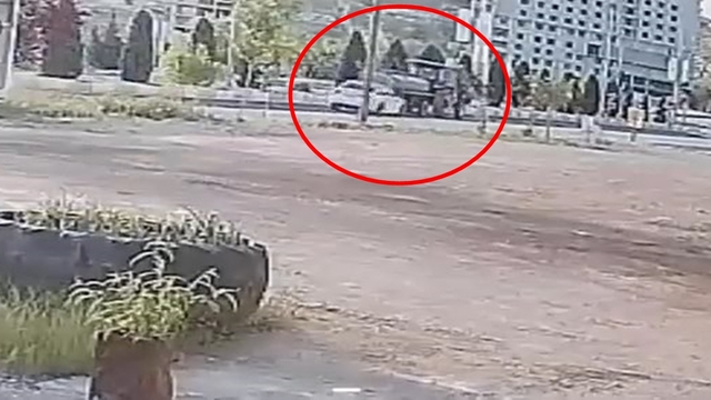 Otomobilin su tankerinin altına girdiği kazaya dair görüntüler ortaya çıktı