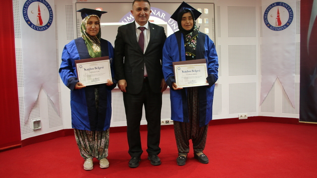 Kütahya'da "Kadın Üniversitesi" ilk mezunlarını verdi