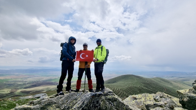Kırşehirli dağcılar, 1823 metre yüksekliğindeki Demirli Kale Tepe'nin zirvesine tırmandı