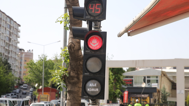 Siirt'te trafik ışıklarına "Aile Yılı"na özel görseller yansıtılıyor