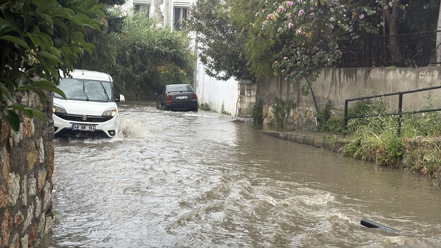 Bodrum'da sağanak etkili oldu; sel suları nedeniyle denizin rengi kahverengine döndü