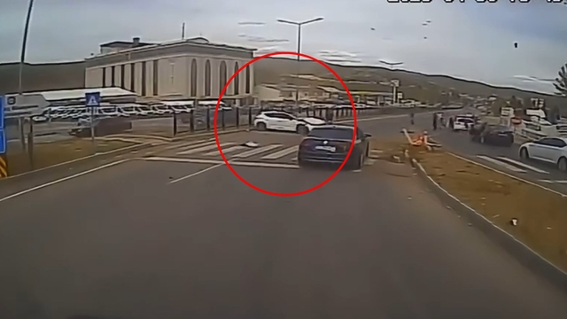 Otomobil refüje çarptığı kaza kamerada