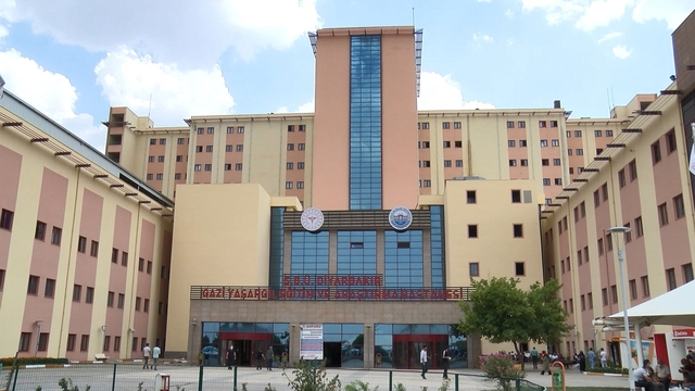 Diyarbakır'da 53 öğrenci zehirlenme şüphesiyle hastaneye kaldırıldı