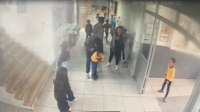 Nefes borusuna yiyecek kaçan öğrencisini 'Heimlich' manevrasıyla kurtardı; o anlar kamerada