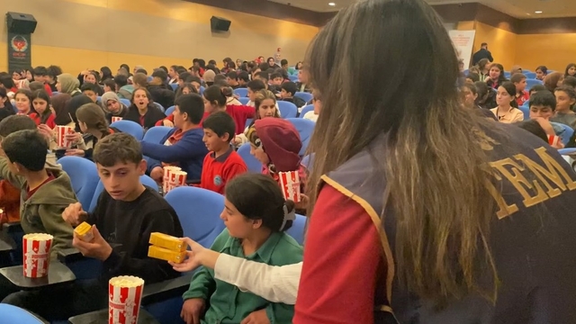 Bitlis'te öğrenciler, 'Aybüke Öğretmen Oldum Ben' filmini izledi