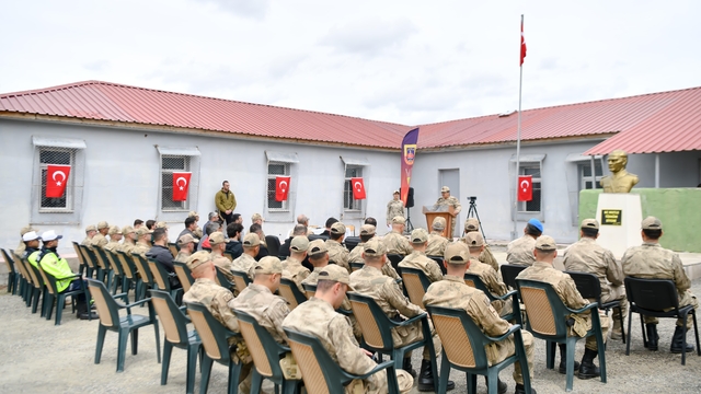 Tunceli'de 15 yıl önce PKK'lılarla çıkan çatışmada şehit olan 5 asker için anma töreni
