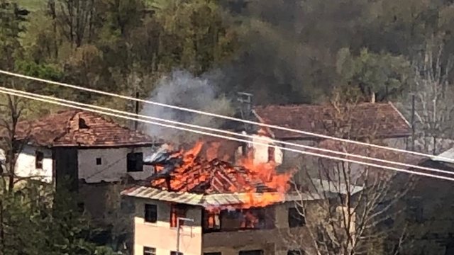 Kastamonu'da 3 katlı bir ev yandı