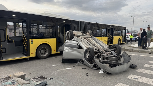 Kayseri'de belediye otobüsüyle otomobilin çarpıştığı kazada 9 kişi yaralandı