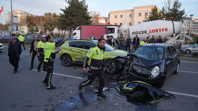 Erzurum'da ters yöne girip 2 araca çarpan otomobilin sürücüsü yaralandı
