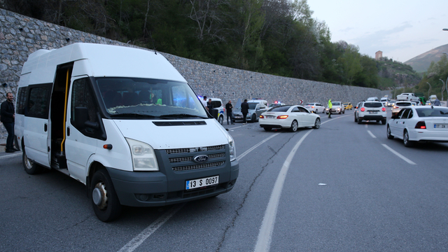 Bitlis'te otomobil ile minibüsün çarpıştığı kazada 8 kişi yaralandı