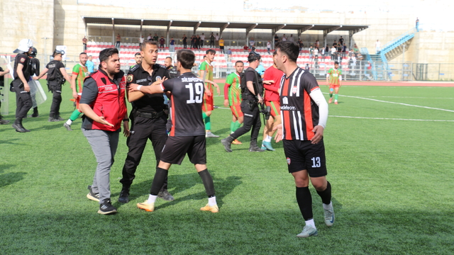 Şırnak'ta amatör ligde oynanan futbol maçında kavga çıktı