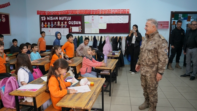 Iğdır Emniyet Müdürü Turgay, kendisini mektupla davet eden minik öğrencinin doğum gününü kutladı