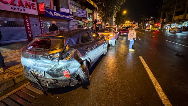 İzmir'de trafik kazasında 2 kişi yaralandı