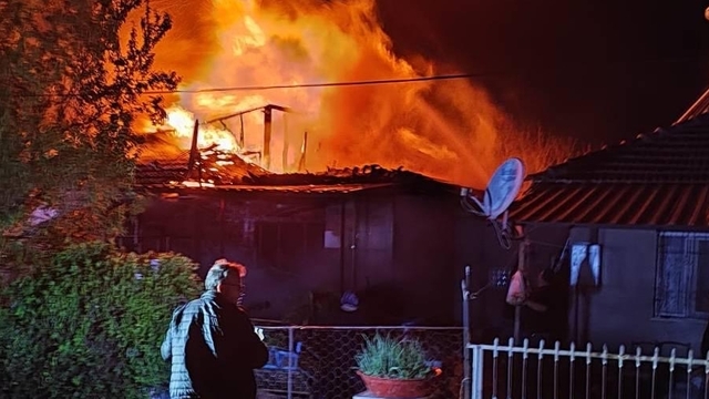 Uşak'ta tek katlı evde çıkan yangın söndürüldü