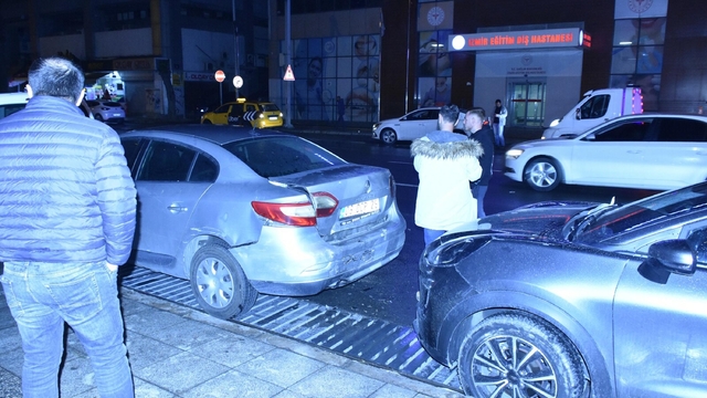 Hafif ticari araç, park halindeki 3 otomobile çarptı: 2 yaralı