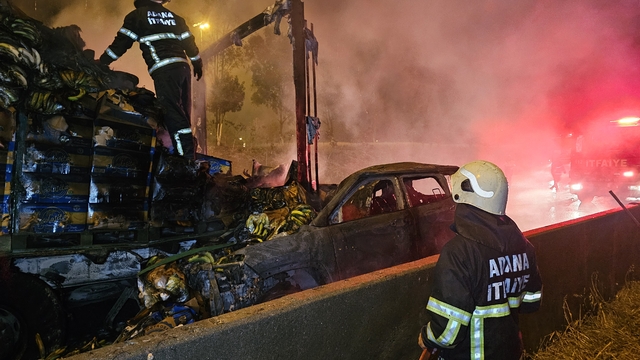 Zincirleme kazada TIR'a çarpıp alev alan otomobildeki 2 kişiyi çevredekiler kurtardı
