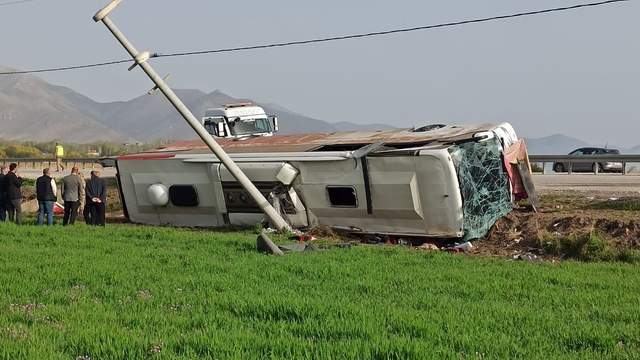 Van'da yolcu otobüsü devrildi: 28 yaralı