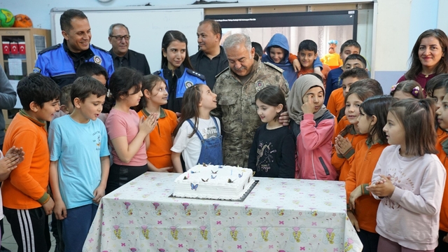 Emniyet Müdürü Turgay'dan ilkokul öğrencisi Betül'e doğum günü sürprizi