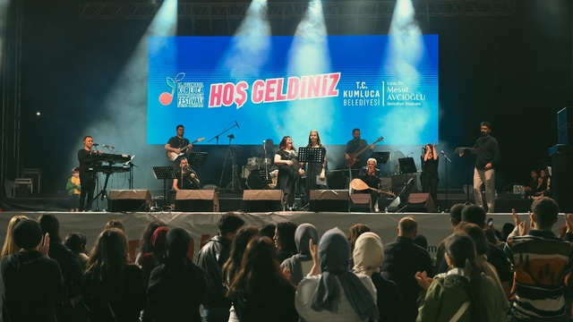 Kumluca'da öğrenci ve öğretmenler konser verdi