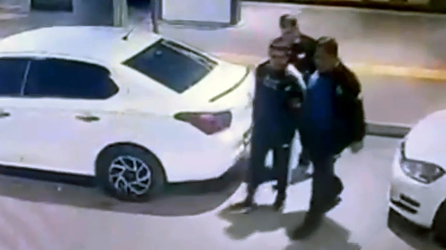 Polisi görünce kaçan firari hükümlünün yakalandığı anlar kamerada