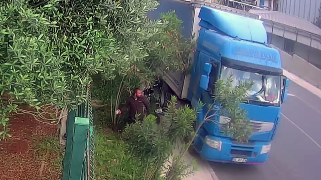 Camını kırdığı TIR'lardan cüzdan ve cep telefonu çaldı