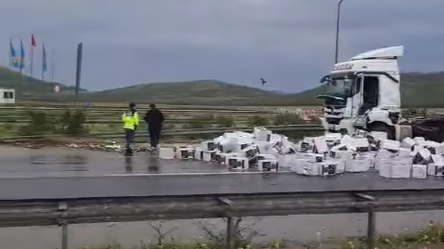 Gaziantep'te çikolata yüklü TIR'ın dorsesi devrildi