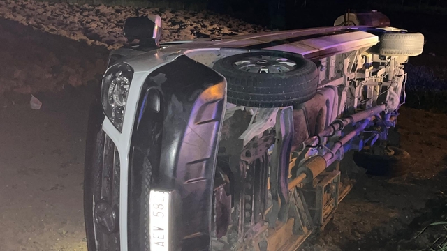 Şoför yolculara para üstü verirken minibüs şarampole yuvarlandı; 9 yaralı