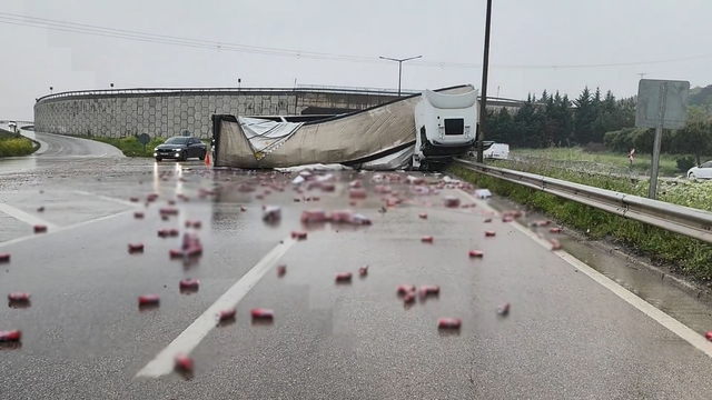 Devrilen TIR'ın dorsesinde yüklü içki kutuları yola saçıldı
