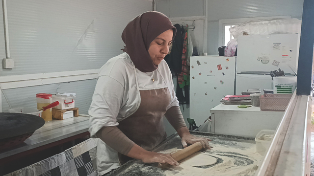 Depremzede kadınlar, 1 Mayıs'ta da mesaiye devam etti