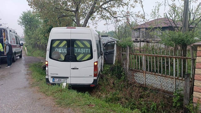Düzce'de kaza yapan işçi servisindeki 8 kişi yaralandı