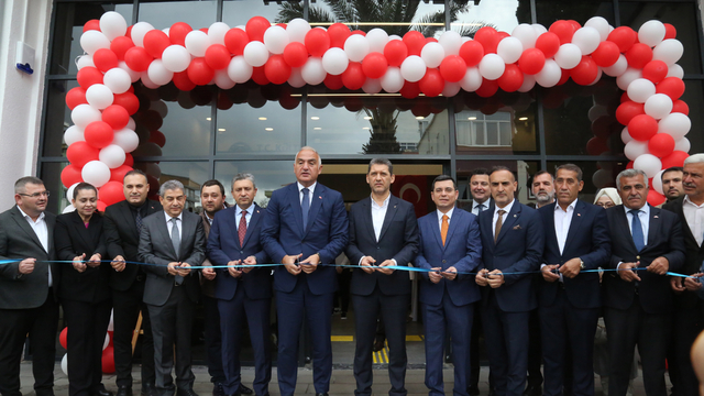 Metruk bina modern kütüphaneye dönüştü; açılışı Bakan Ersoy yaptı