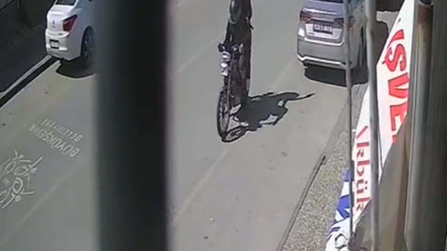 Motosikletli saldırganların iş yerini kurşunladıkları anlar kamerada