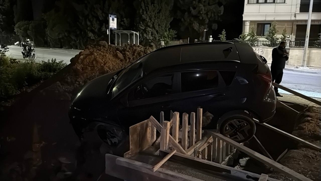Kocaeli'de inşaat sahasına giren otomobil perde betonda asılı kaldı