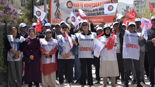 Van'da işten çıkarılan belediye çalışanları eylemlerini sürdürüyor