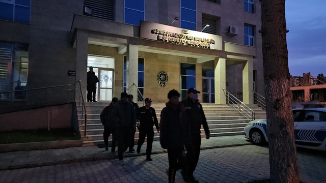 Amasya'da iki otomobilde 5 düzensiz göçmen yakalandı