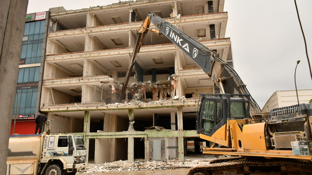 Adıyaman'da ağır hasarlı binaların yıkımı sürüyor