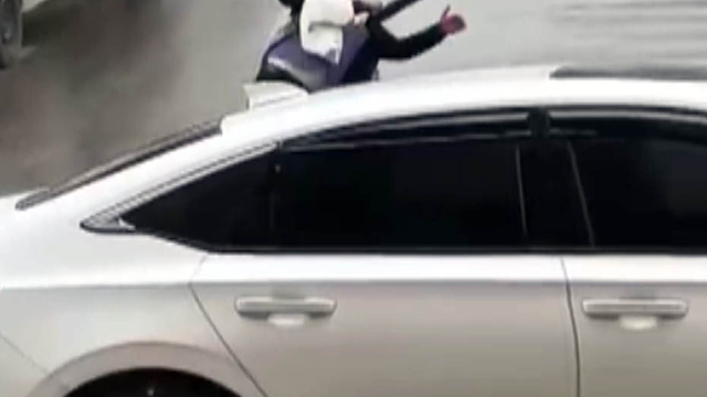 Kendisine silah doğrultan kayınpederine müdahale etti; o anlar kamerada