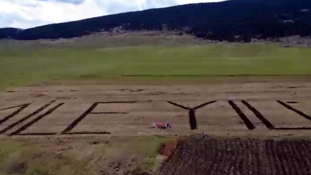 Ardahanlı çiftçi, traktörüyle tarlasına 'Aile Yılı' yazdı