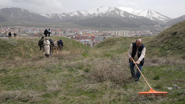 Erzurum'da vatandaşlar Hıdırellez kapsamında ecdat yadigarı tabyayı temizledi
