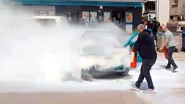 Otomobildeki yangına ilk müdahaleyi çevredekiler yaptı