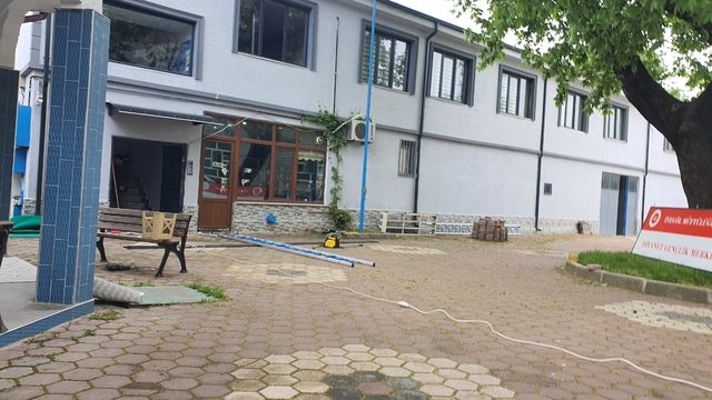 Tabela takarken merdivenden düşüp yaralandı