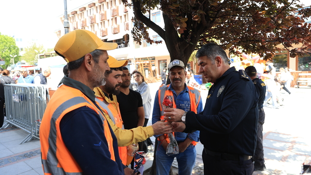 Edirne Emniyet Müdürü Karaburun 1 Mayıs'ta çalışan işçilere çiçek hediye etti